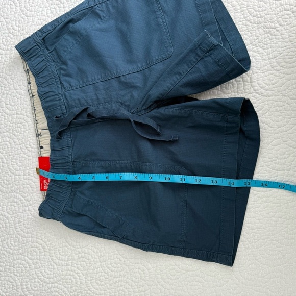 The North Face Women's Navy Cargo Shorts - Picture 4 of 9